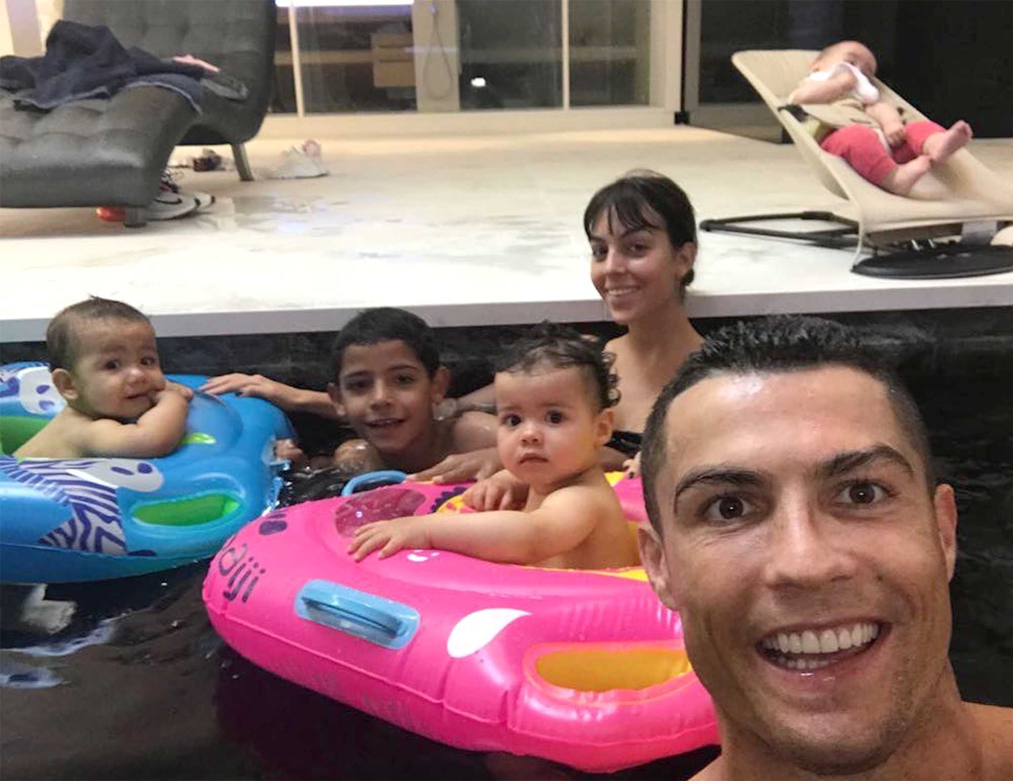Sinh nhật cặp sinh đôi, xem bọn trẻ nhà Ronaldo lớn đến đâu? ảnh 1